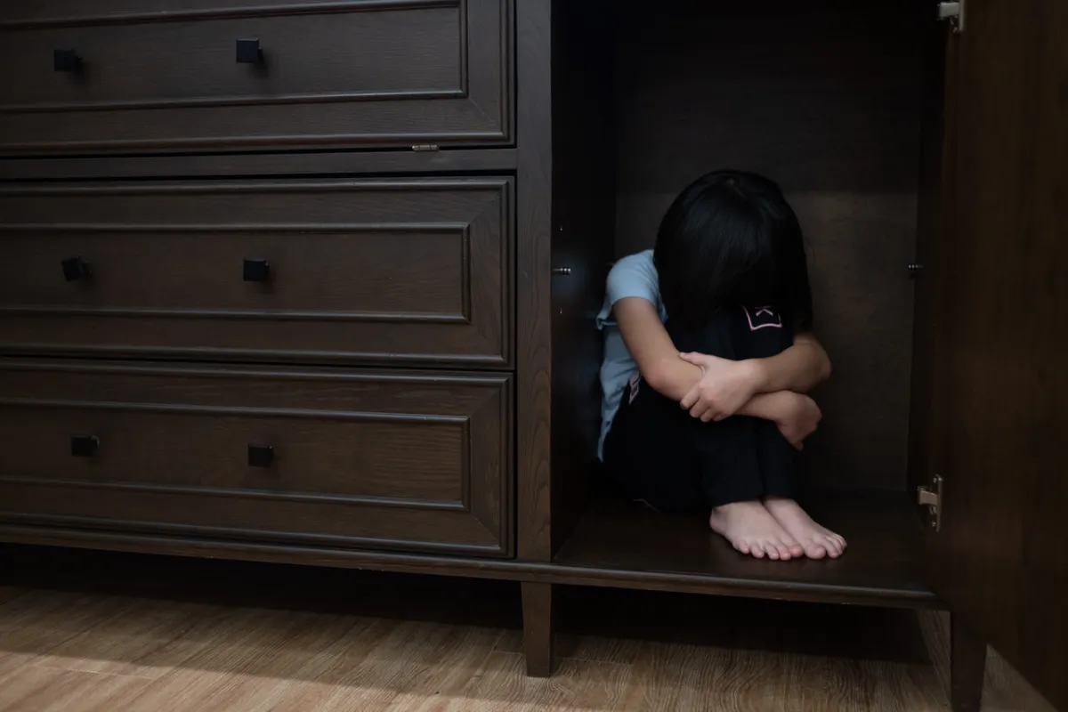 صورة لطفل خائف من الظلام