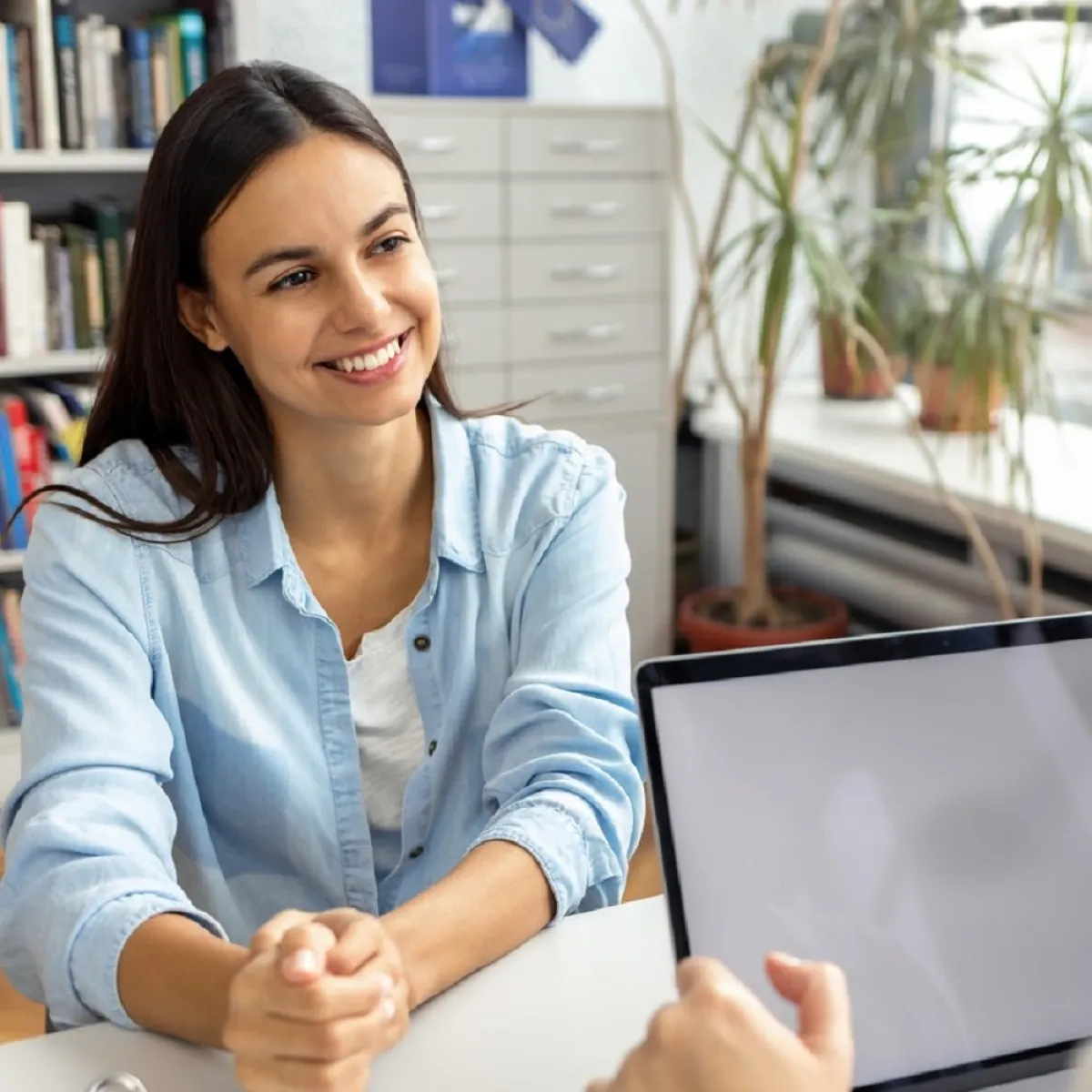 صورة لحامل مبتسمة فرحة