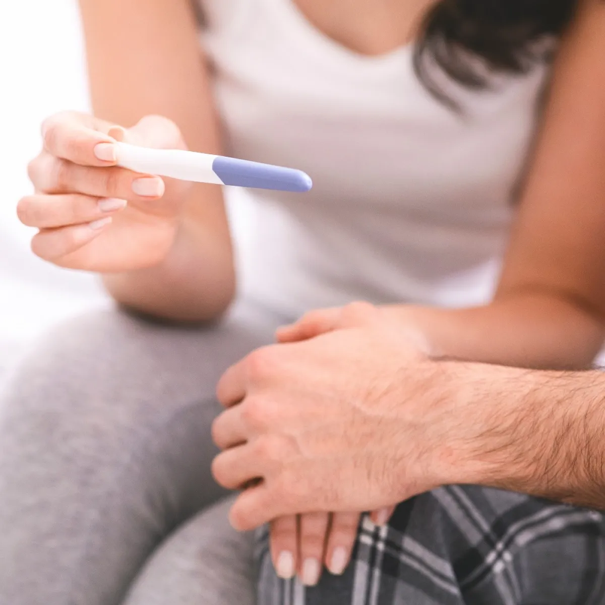 صورة لزوجين وترقب للنتيجة