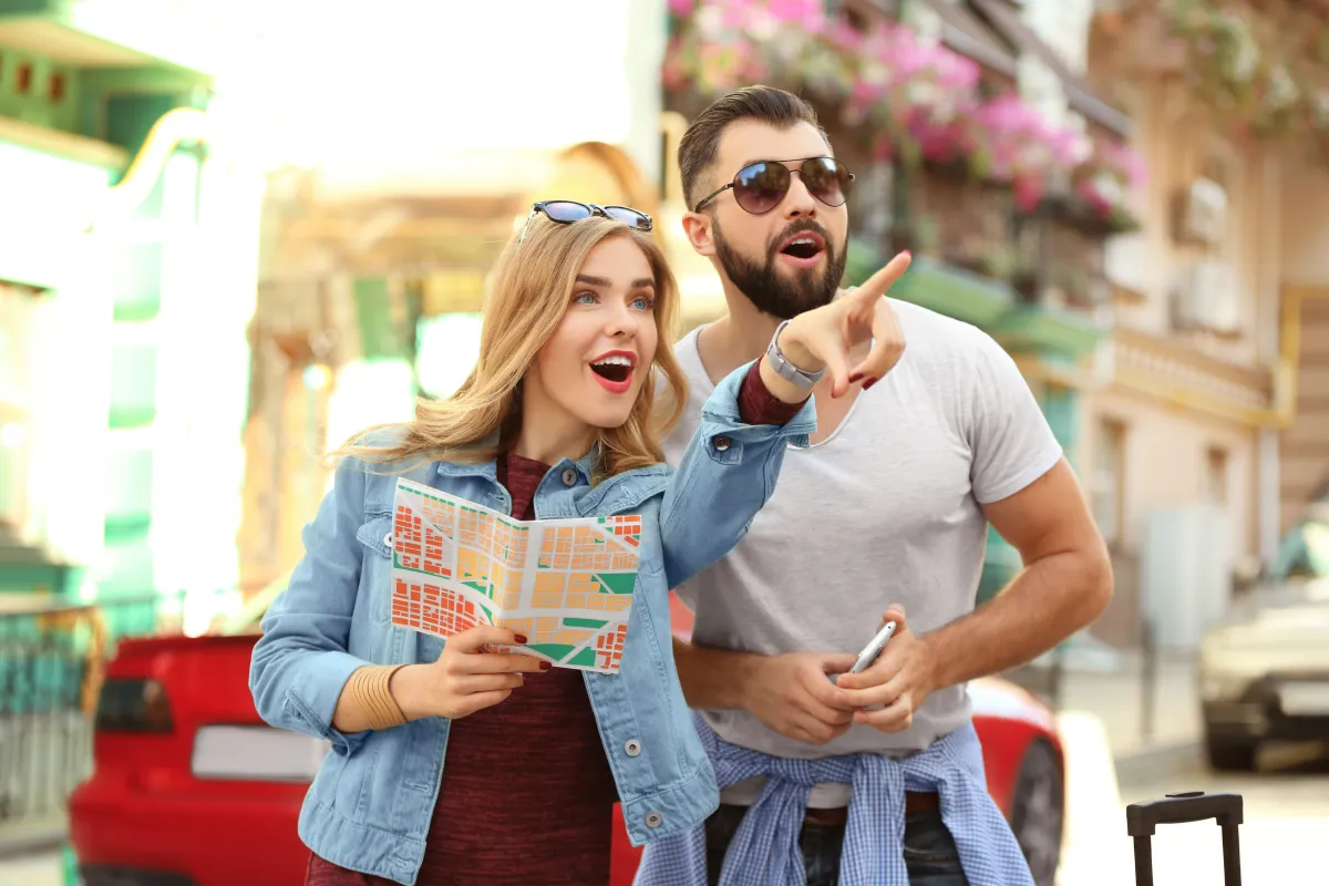 اصطحاب المرشد السياحي يساعد في التعرف إلى الأماكن المختلفة