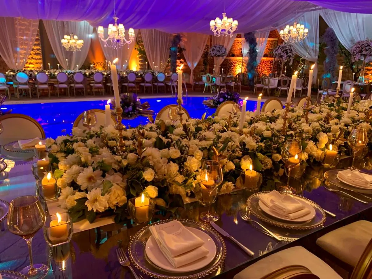 طاولات المعازيم في حفل الزفاف