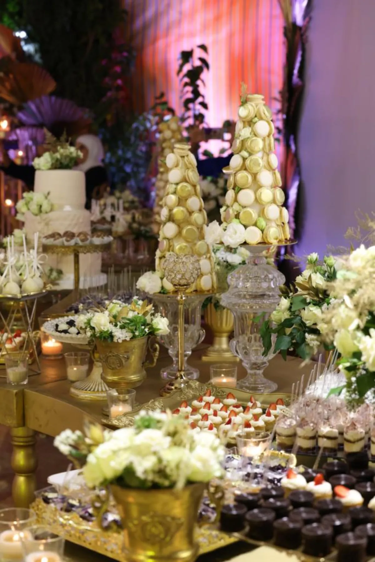 اللون الذهبي حاضر في طاولات المعازيم