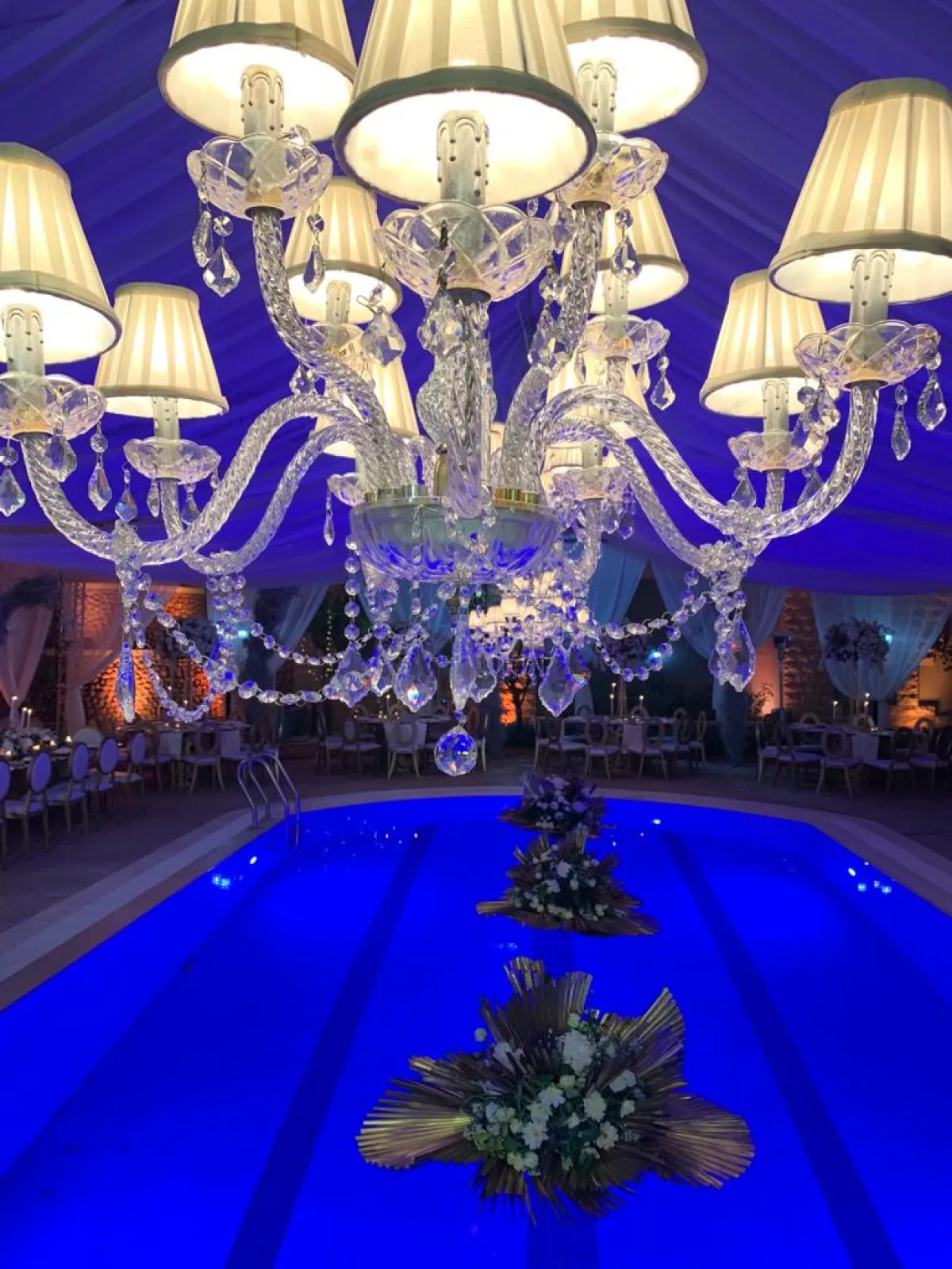 عرس منظّم في المساحة المحيطة بحمّام السباحة المنزلي 