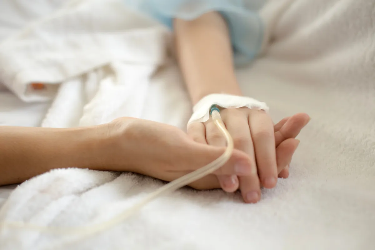 صورة يدين لأم وابنها المريض