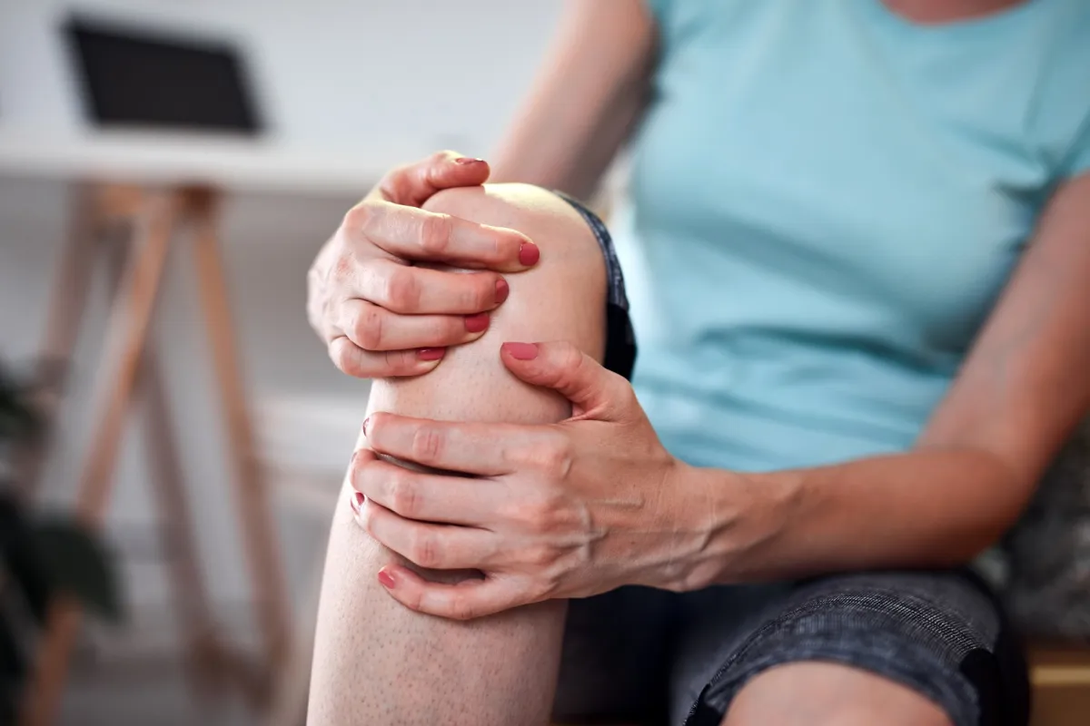 علاج قطع غضروف الركبة بالأعشاب (المصدر: Adobe.Stock)