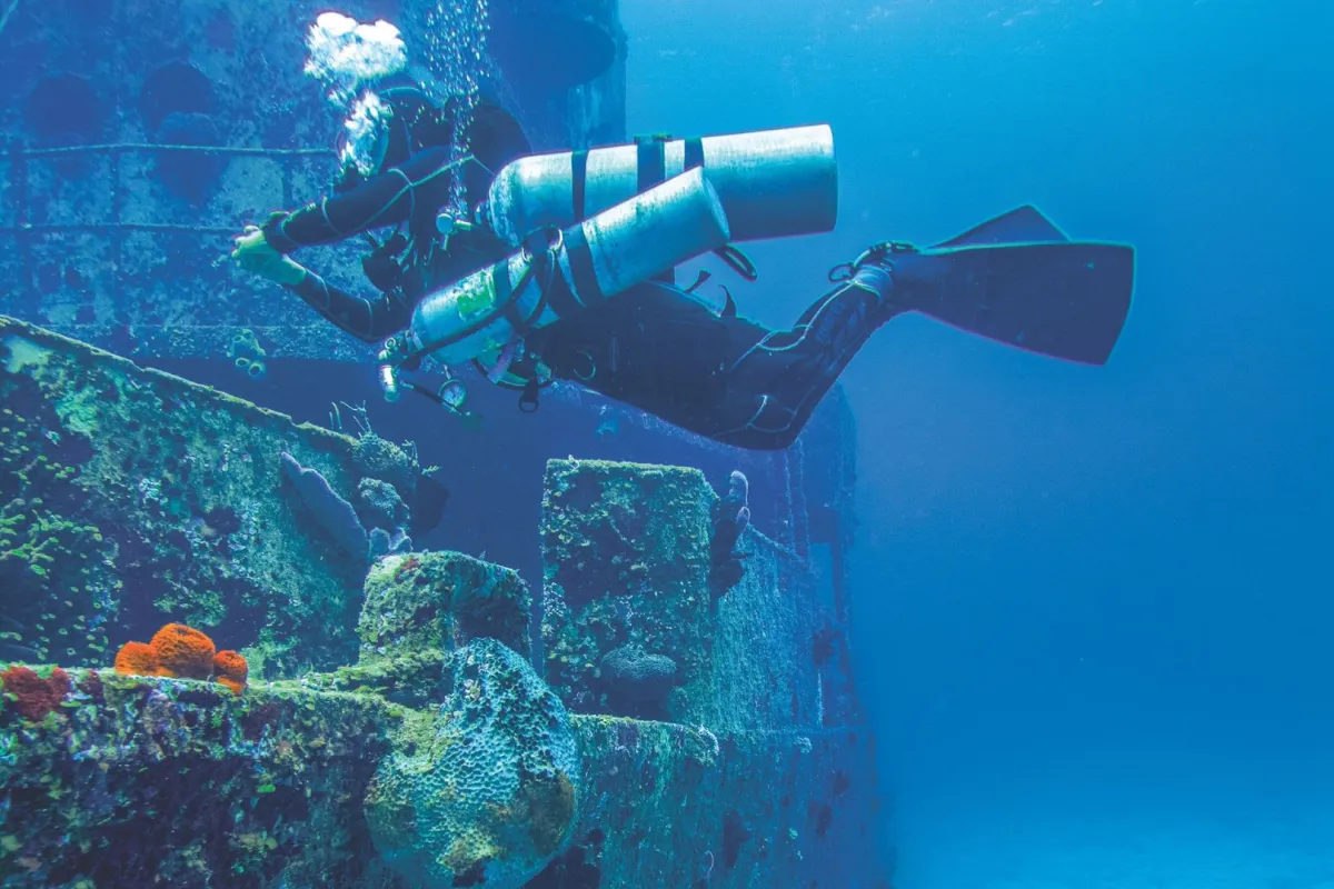 غواص وسفينة غارقة