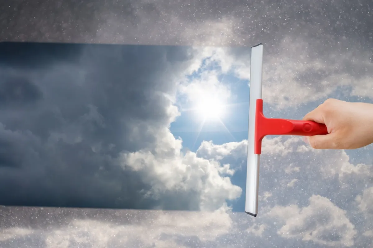 تنظيف النافذة في يوم غائم