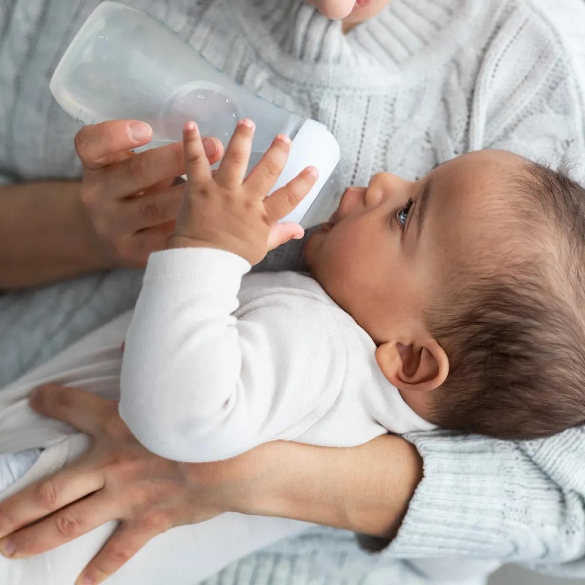 صورة لطفل يرضع بالزجاجة