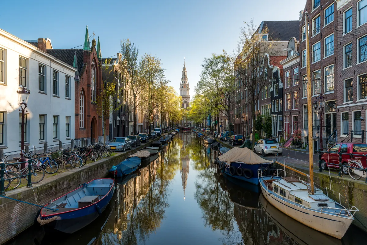 المباني القديمة في هولندا في فصل الربيع