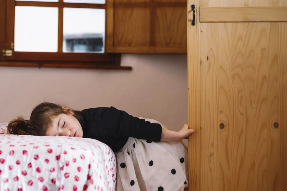 صورة لطفلة قلقة أثناء النوم