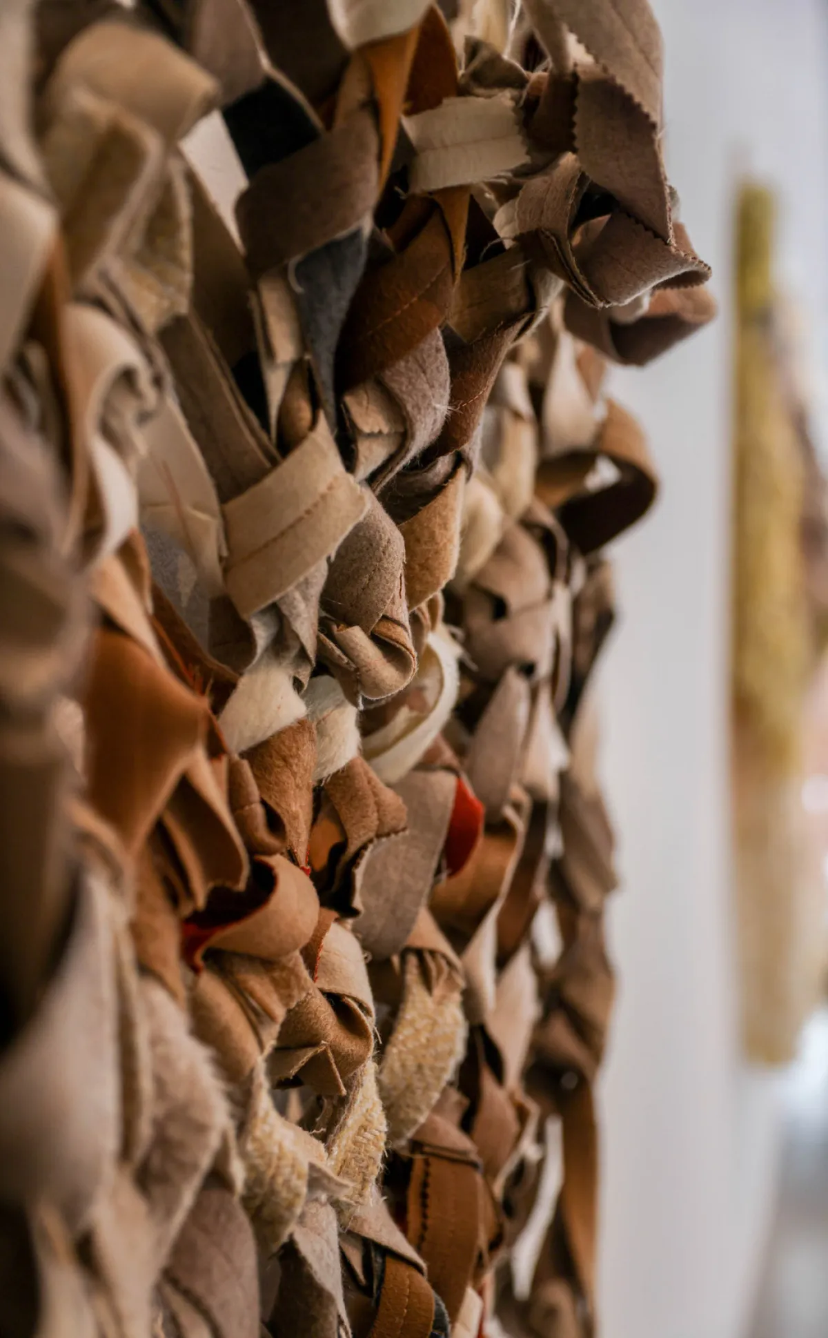 لوحة الألوان المختلفة التي تتولّد من رمال الصحراء