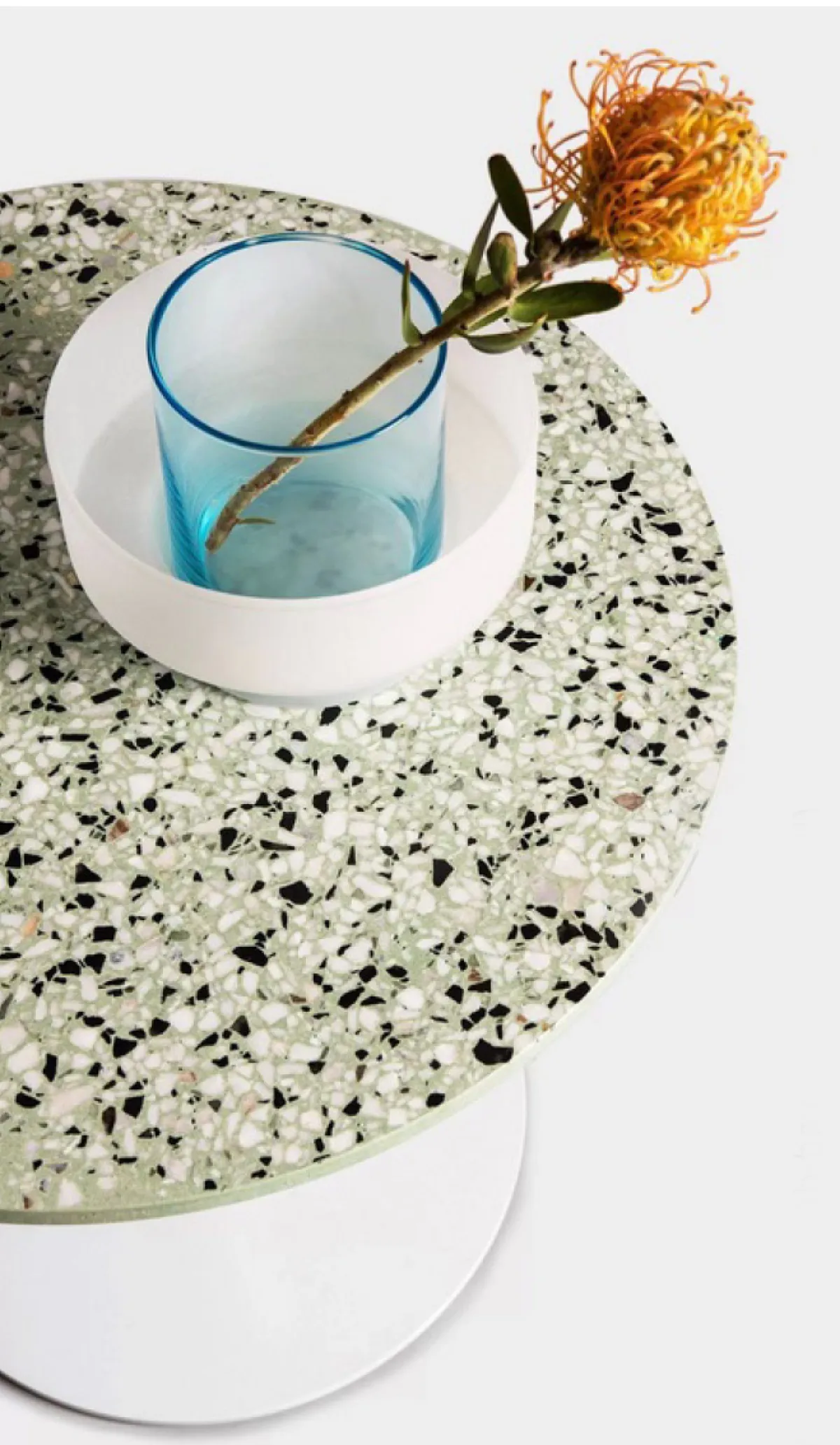 طاولة ذات سطح من التيرازو