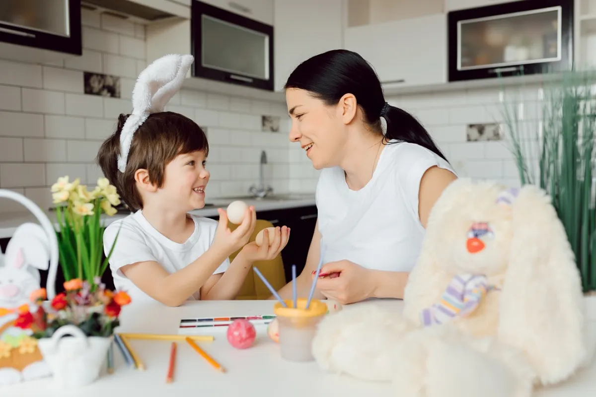 صورة لأم تلعب مع طفلها