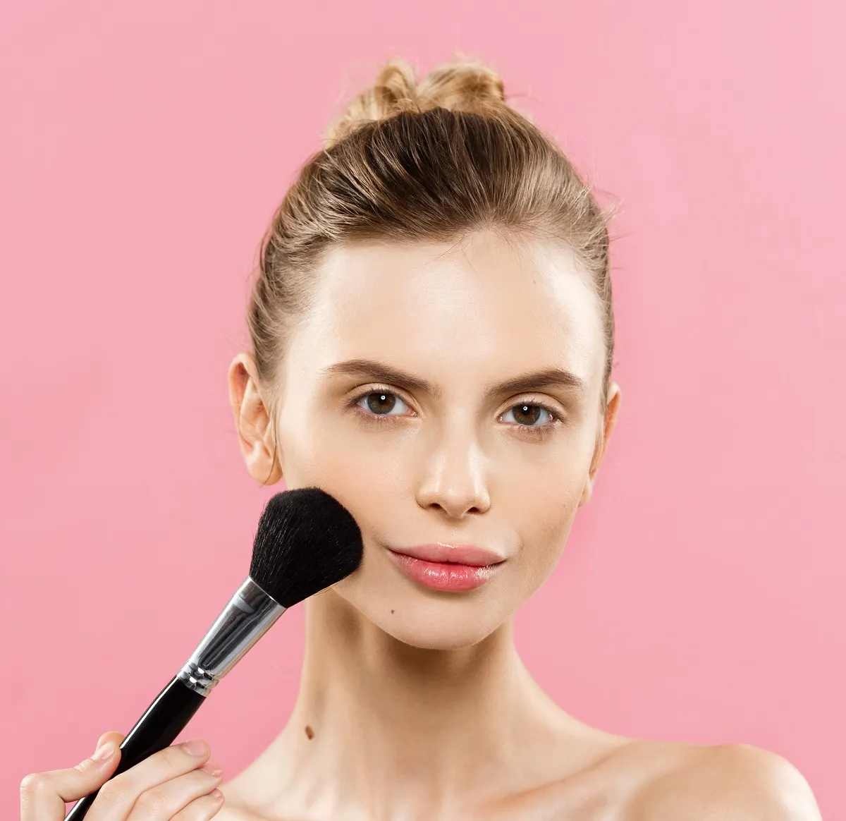 أحمر الخدود للوجه المستدير