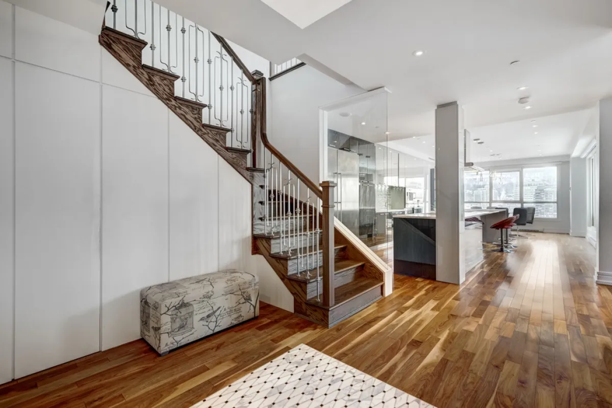 المساحة الواقعة تحت الدرج، مستغلة في التخزين 