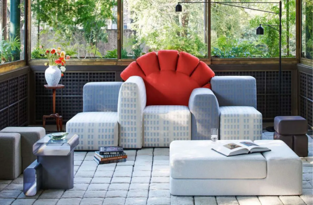 صوفا بإصدار محدود مع ظهر منجّد بالجلد الأحمر 