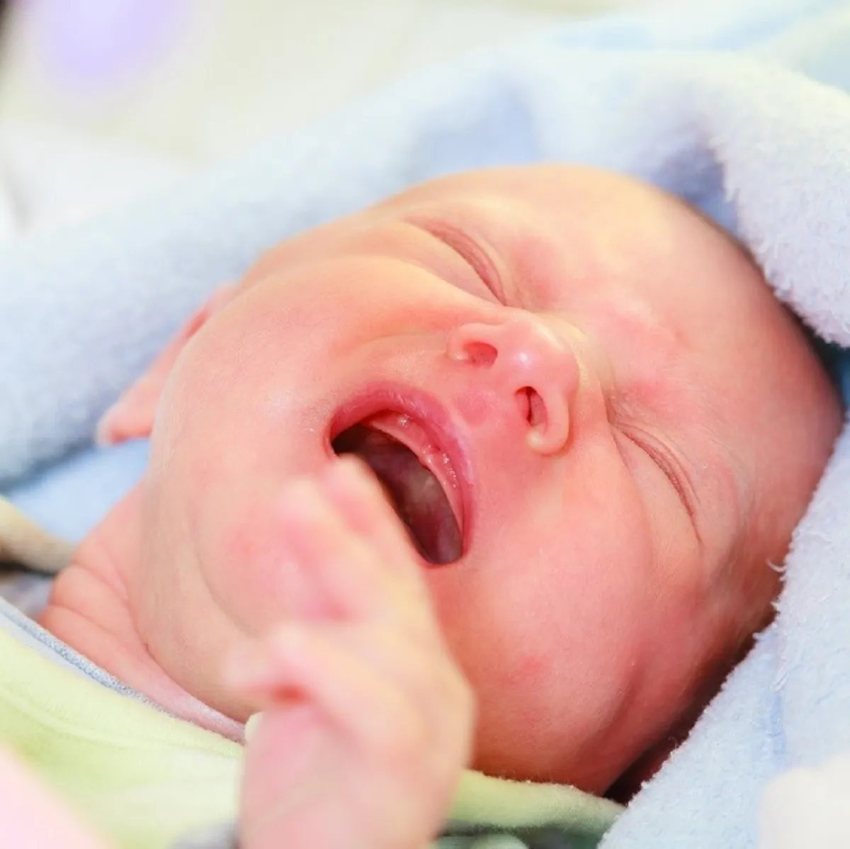 صورة لرضيع يبكي ارتفاع الحرارة