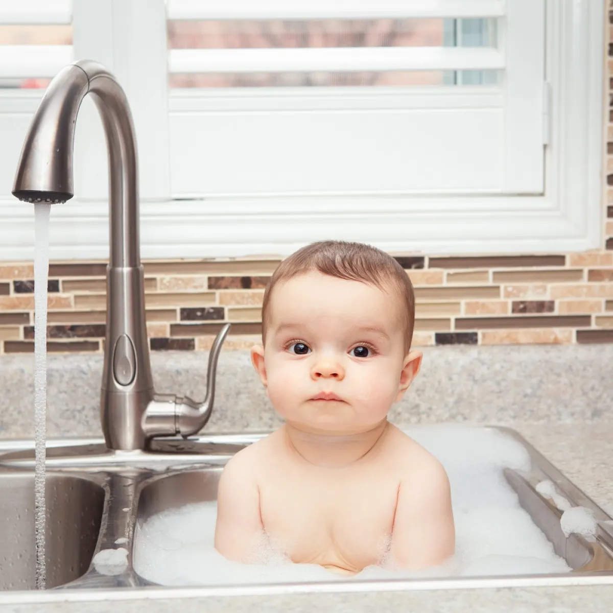 صورة لطفل  داخل حمام فاتر