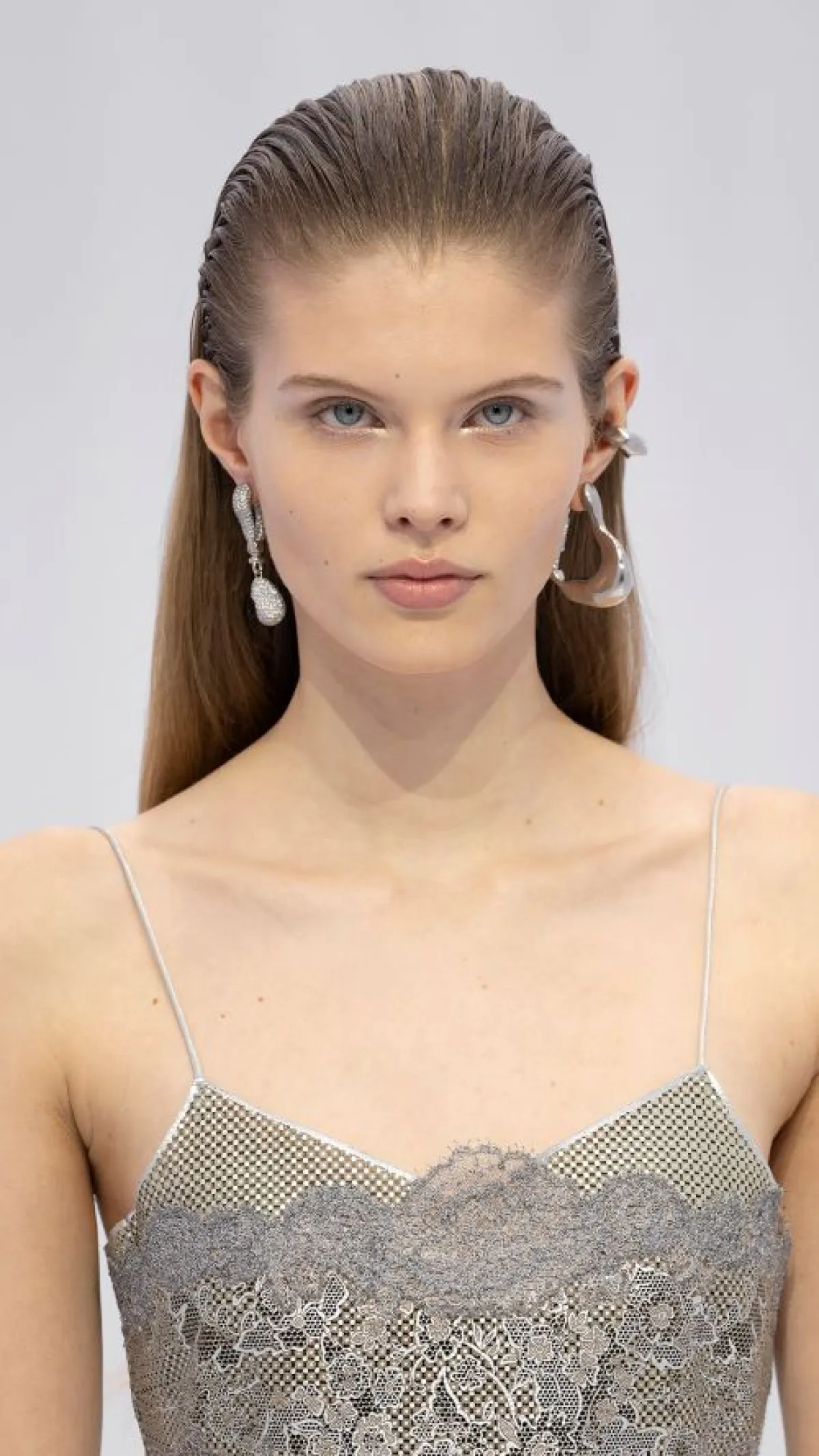 تسريحة الشعر المنسدل المبلل 