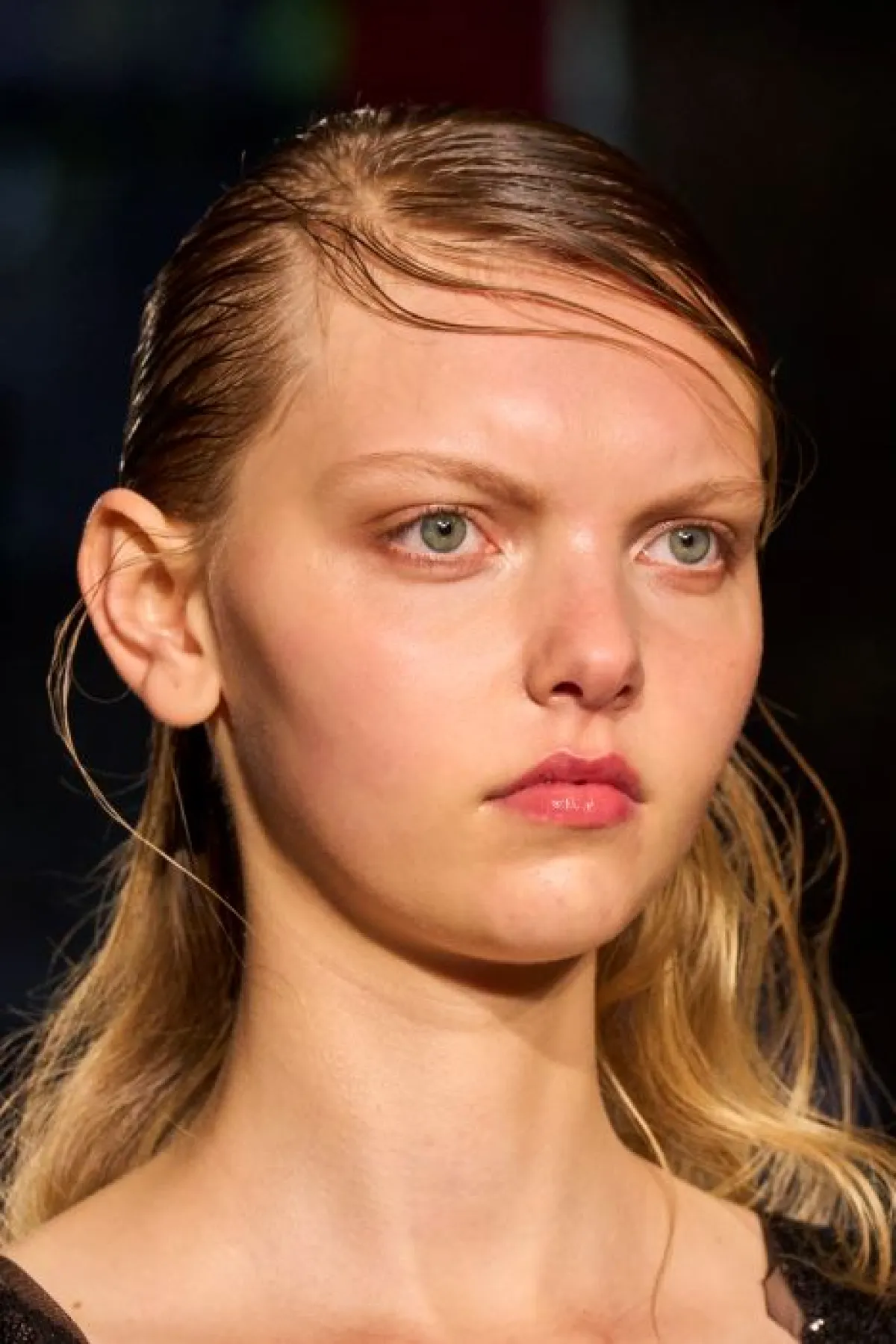 تسريحة الشعر نصف المرفوع المبلل