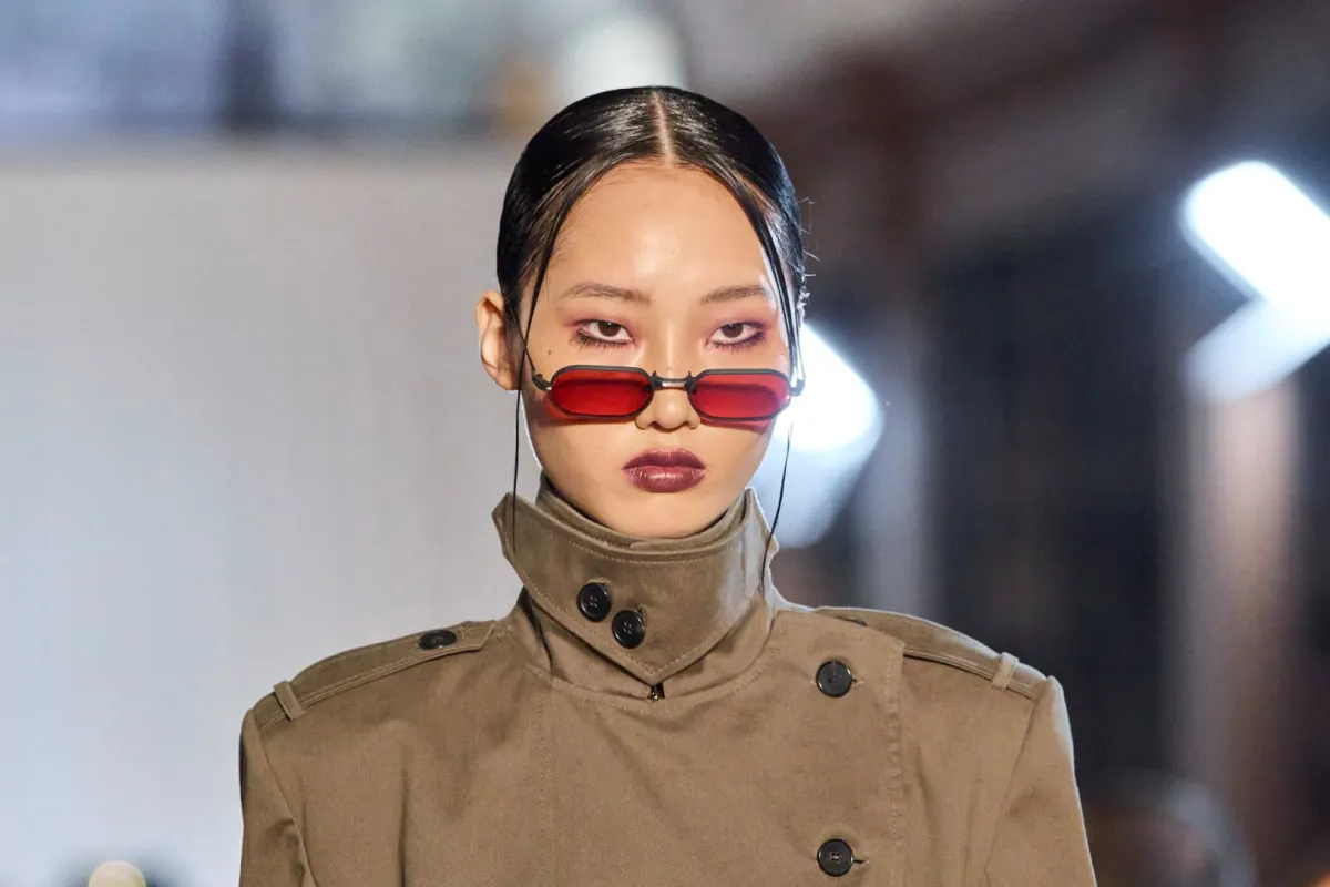 أجمل تسريحات الشعر المبلل من عروض الأزياء لربيع وصيف 2023