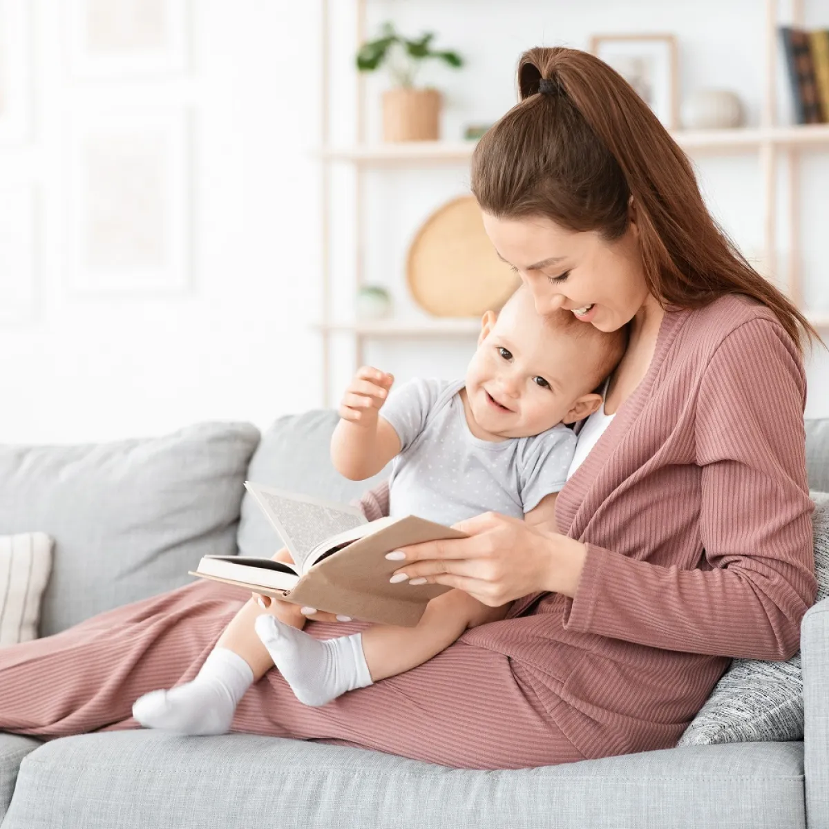 صورة لأم تقرأ لطفلها