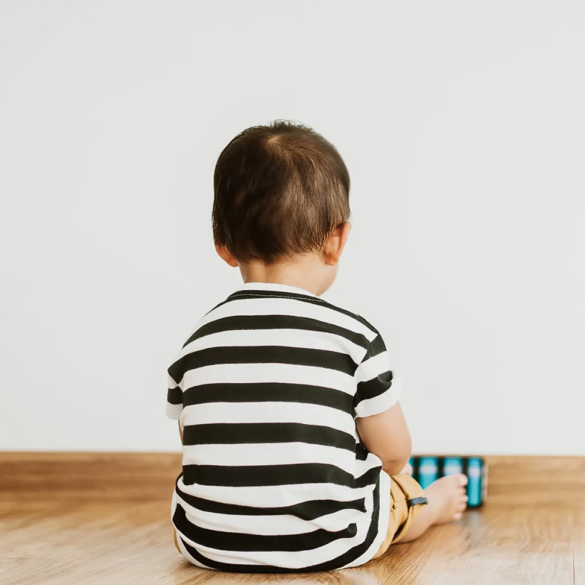 صورة لطفل يجلس وحده