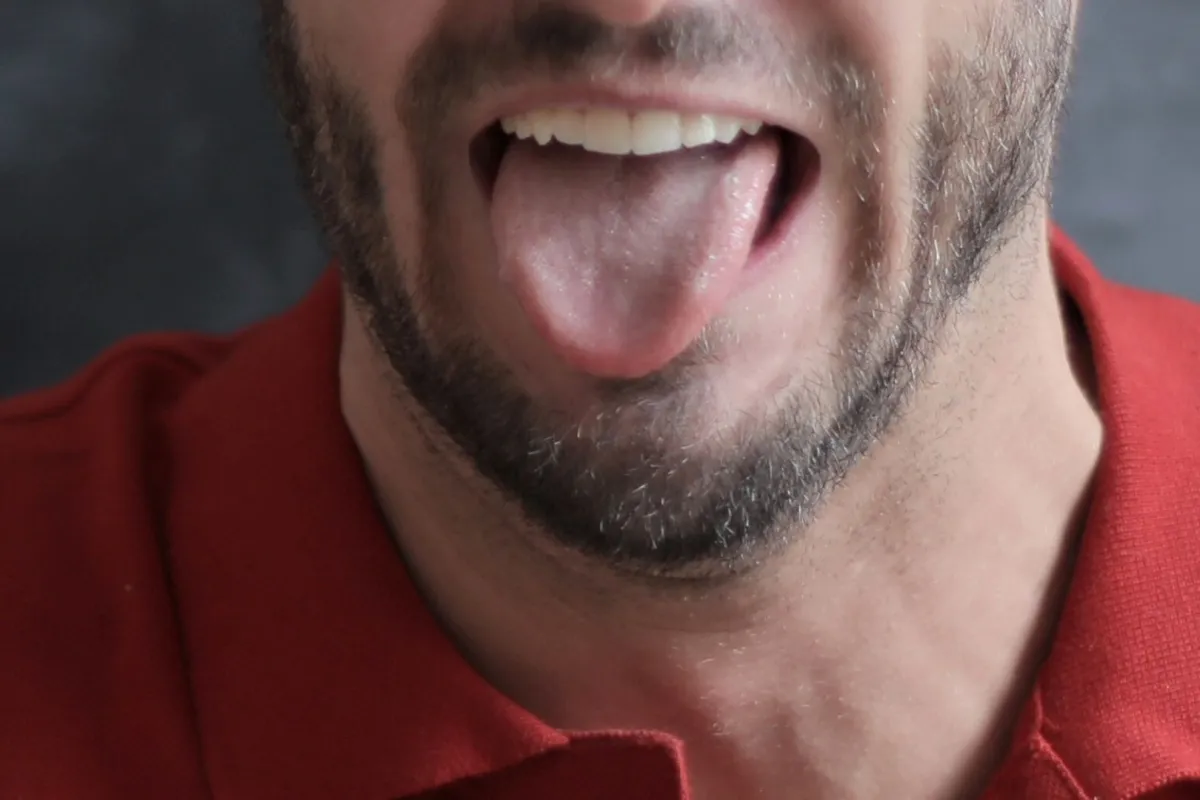 صاحب لسان طويل