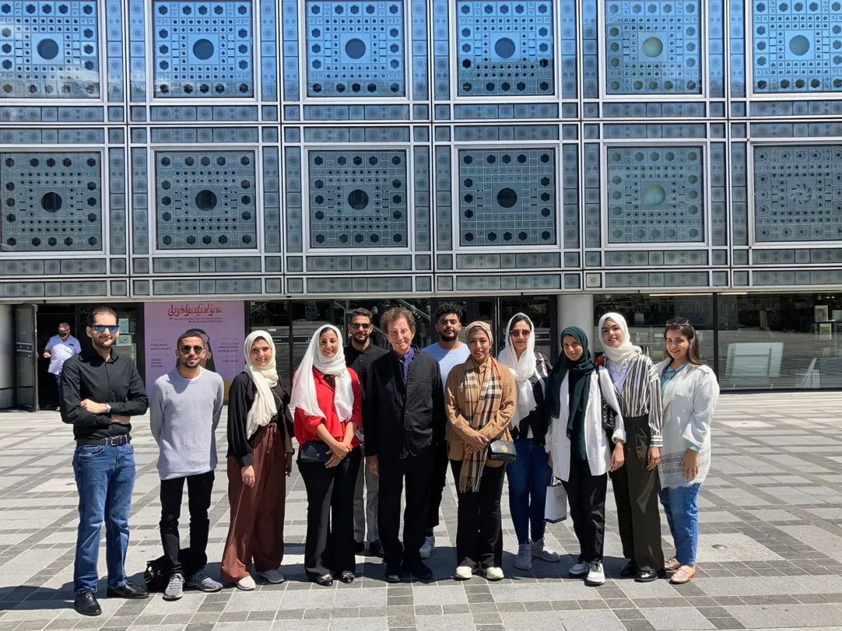 جاك لانغ  امام مبنى معهد العالم العربي بباريس ومعه وفد من طلبة واساتذةجامعة التجارة والتكنولوجيا بجدة*الصورة من حساب جاك لانغ على الفيسبوك