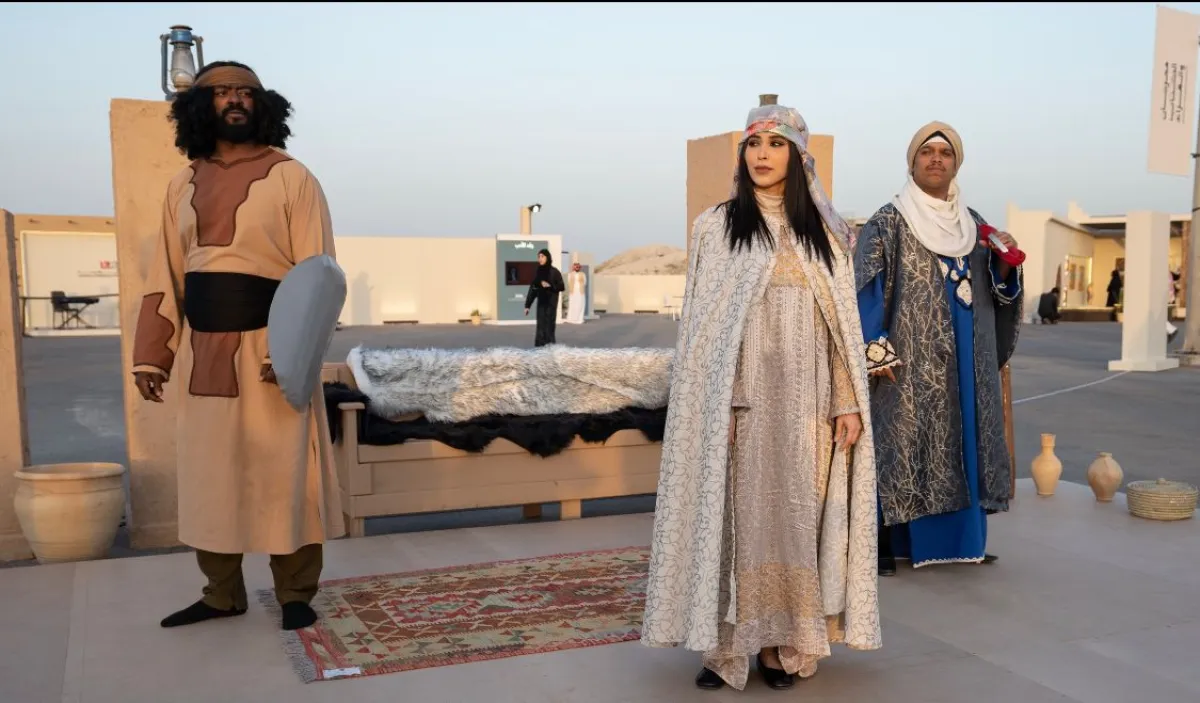 أجواء تاريخية يشهدها زوار مهرجان الكتاب والقراء عبر عروض الشارع