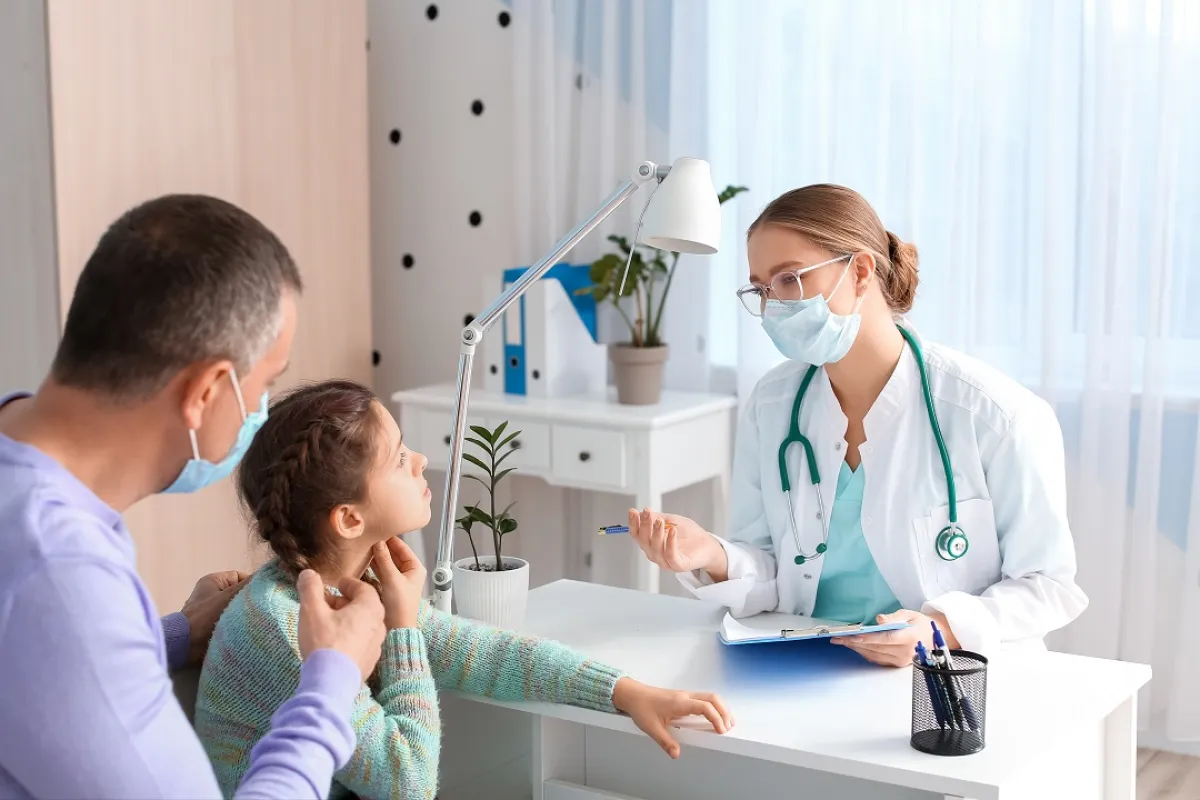 صورة لطفلة ووالدها وطبيبة