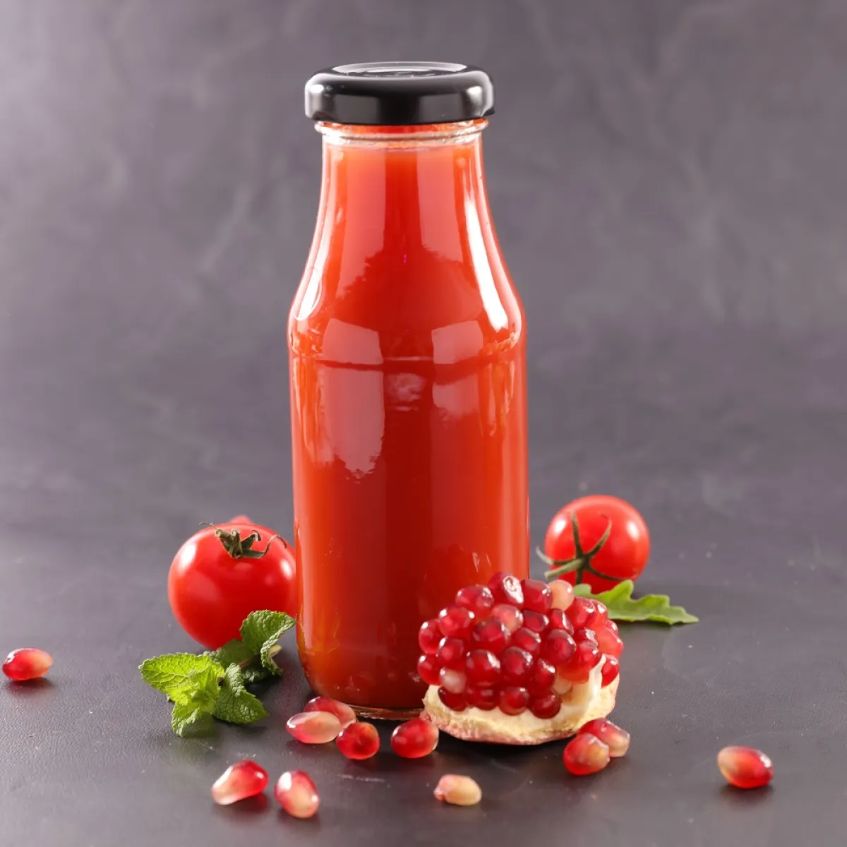صورة لزجاجة من عصير الرمان