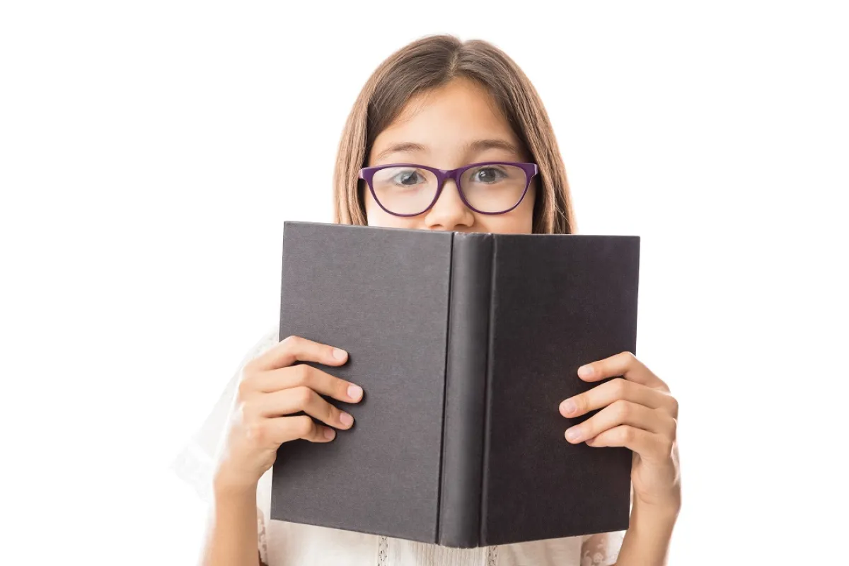 صورة لطفلة خجولة