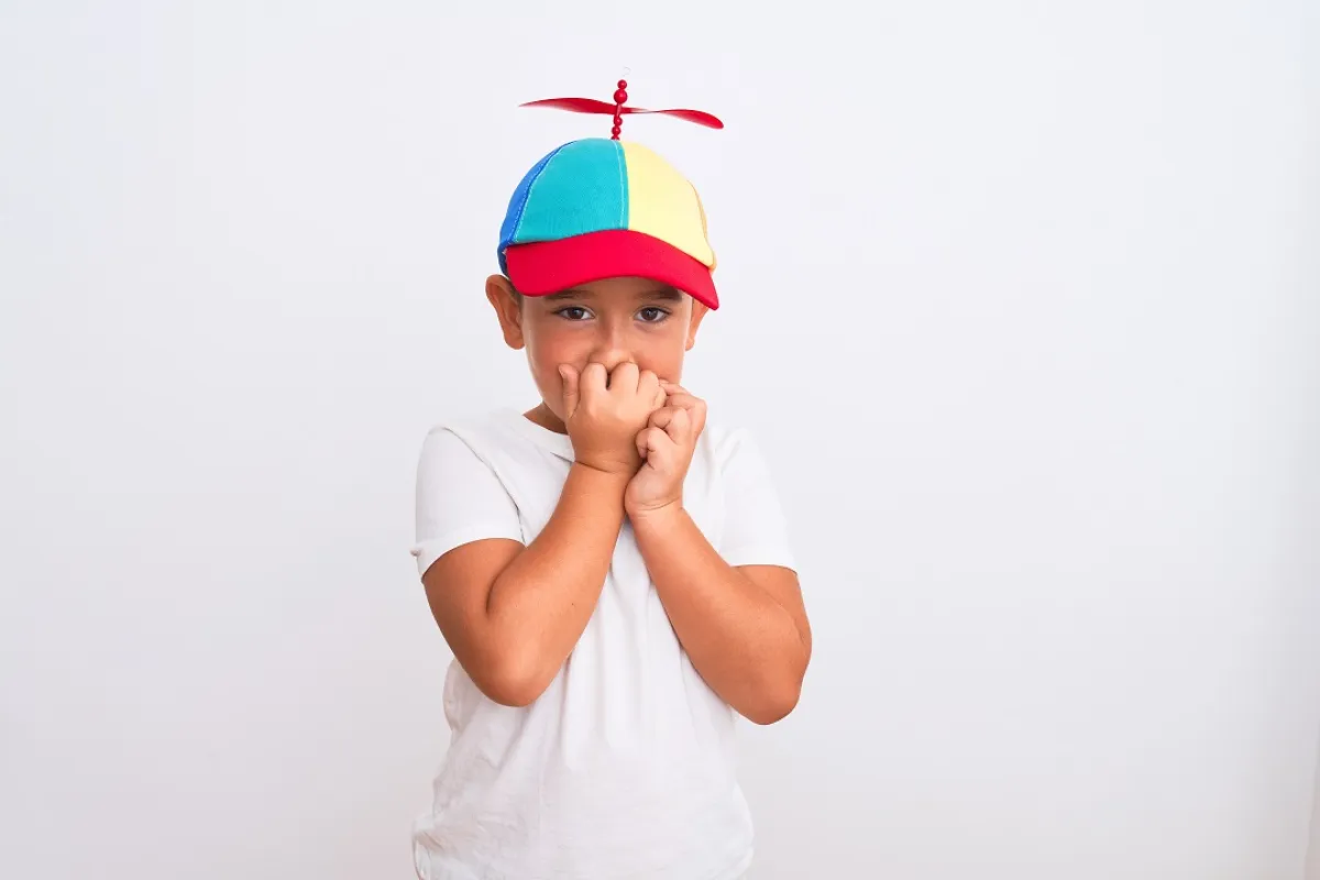 صورة لطفل خجول