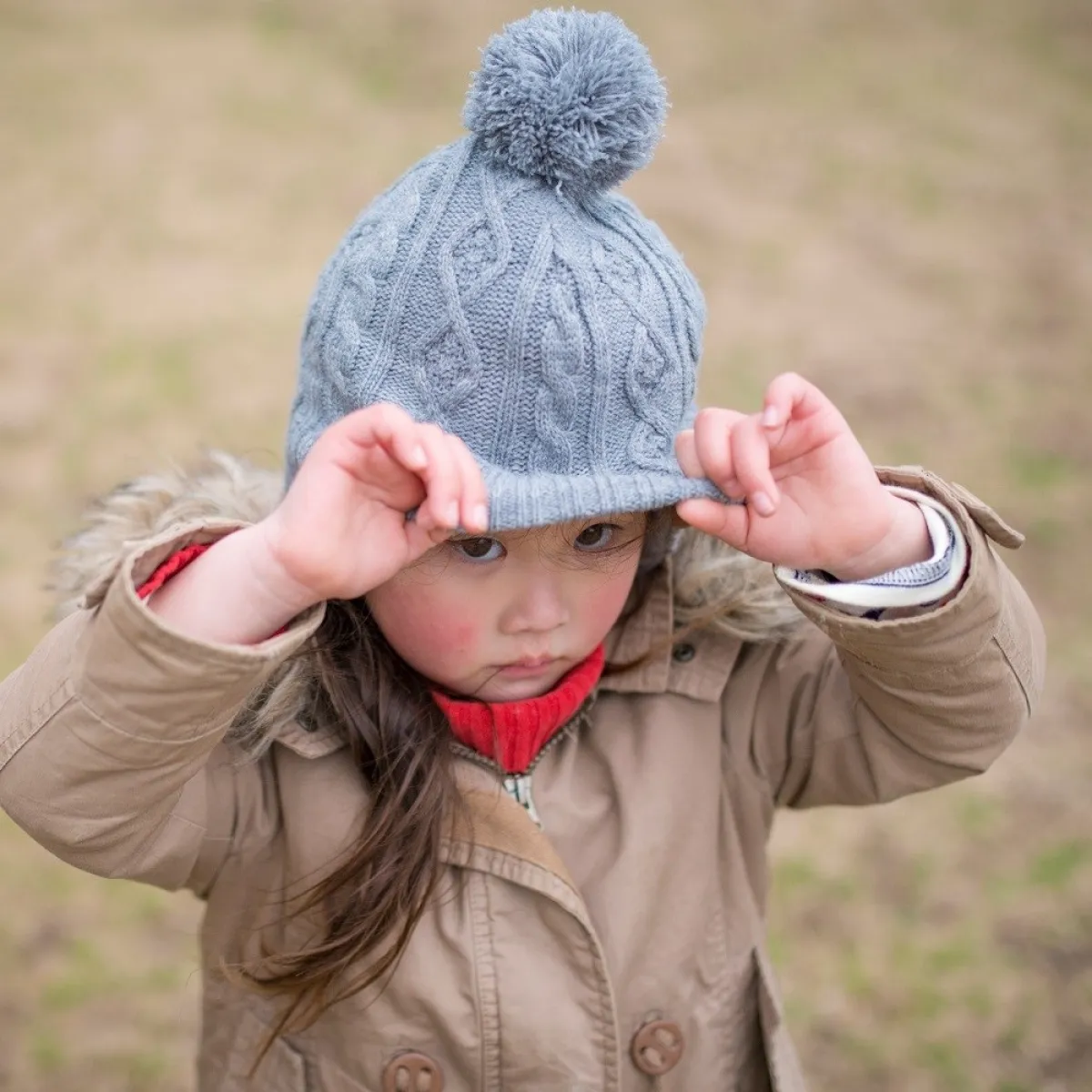 صورة لطفلة ترفض اللعب مع الآخرين