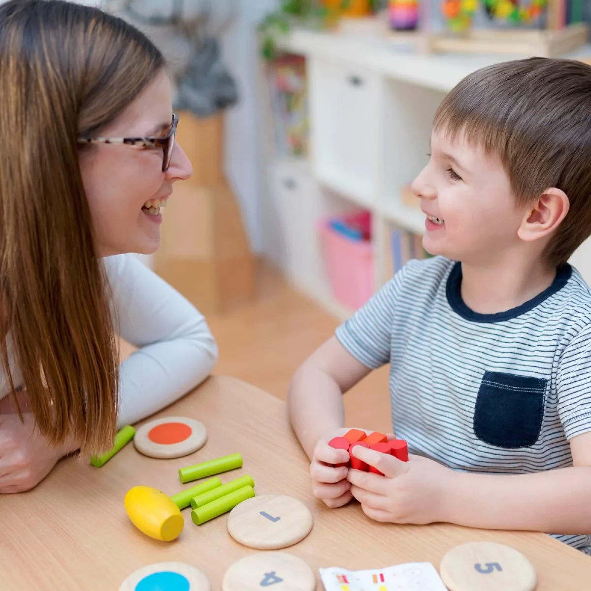 صورة لأم تشارك طفلها اللعب