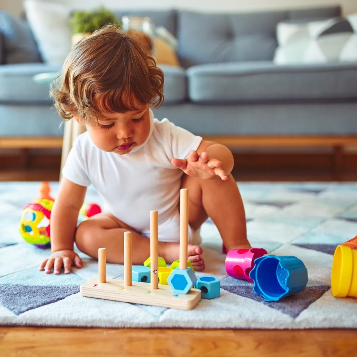 صورة لطفل ينسجم باللعب