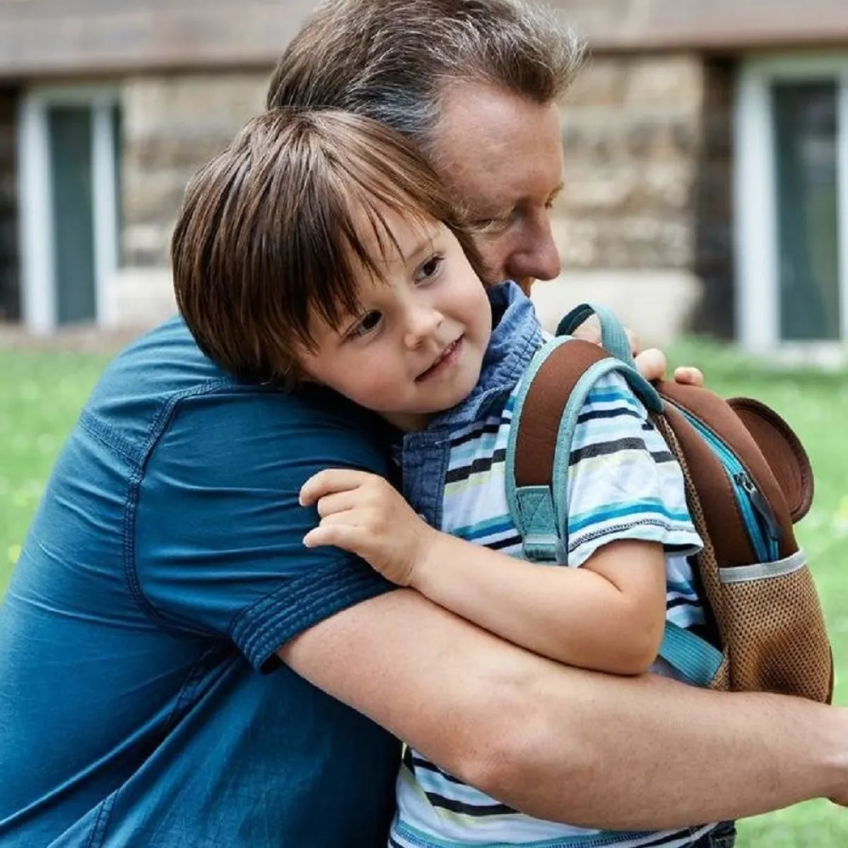 صورة لأب يدعم طفله بالحب