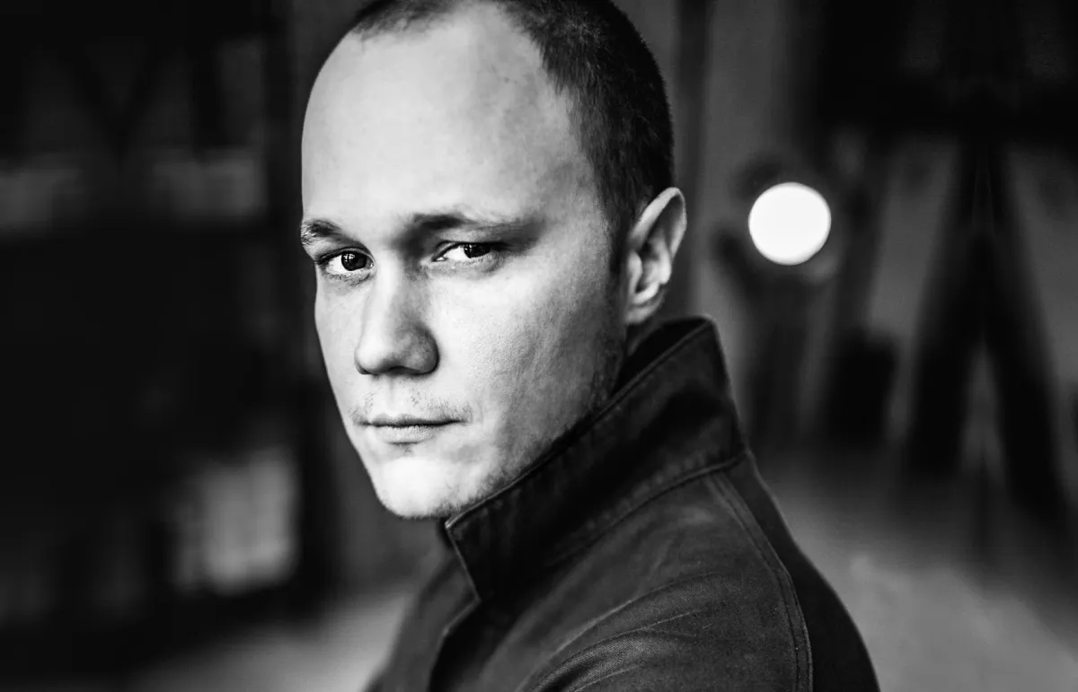 المصمم رومان بليوس 