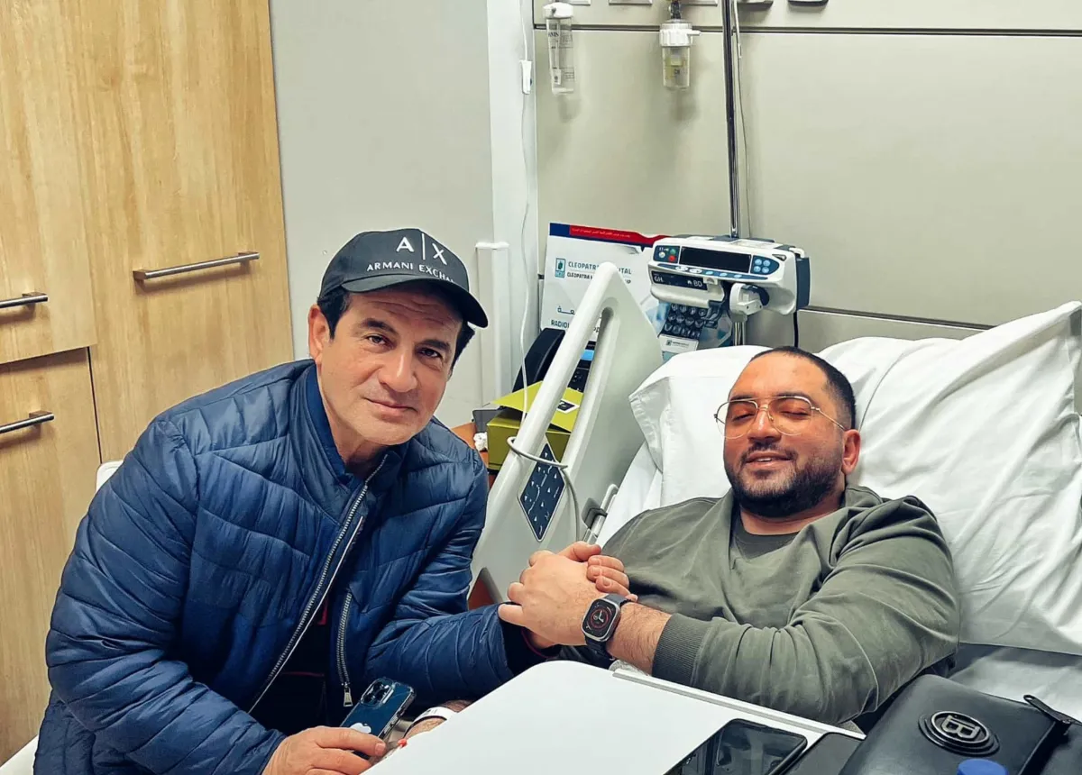 محمد ثروت برفقة نجله أحمد من داخل المستشفى - الصورة من حساب أحمد ثروت على الفيس بوك