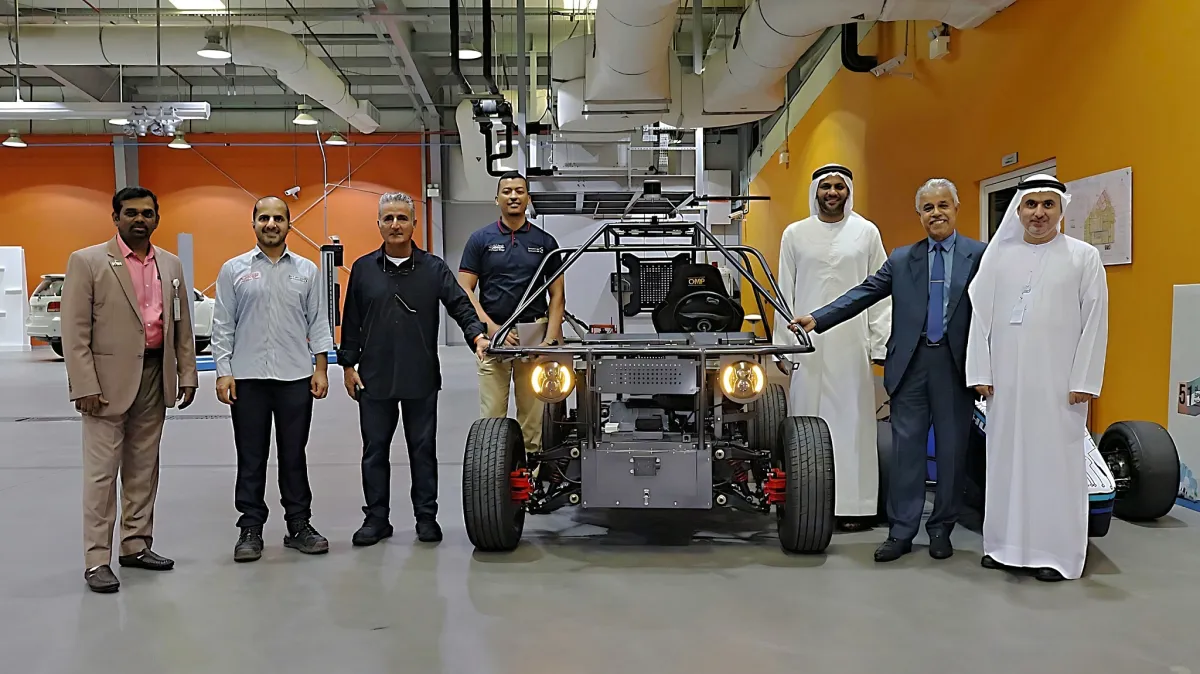 "ورشة حكومة دبي" تستعرض مركبة كهربائية صنعها طلاب جامعة هيريوت-وات. الصورة من "وام"