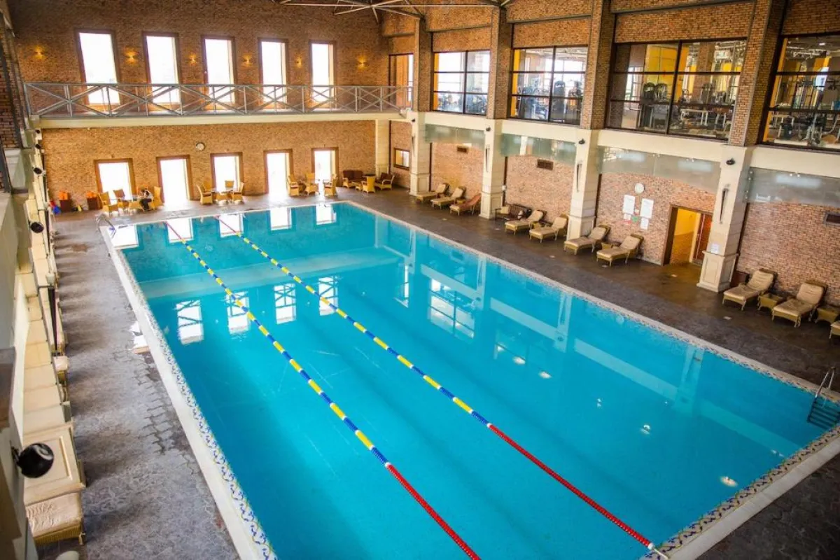 مسبح داخلي في فندق وسبا إكسلسيور باكو