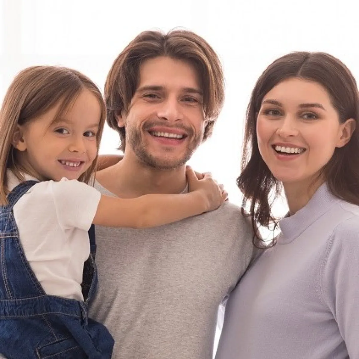 صورة تعبيرية عن تعلق الطفل الوحيد بوالديه