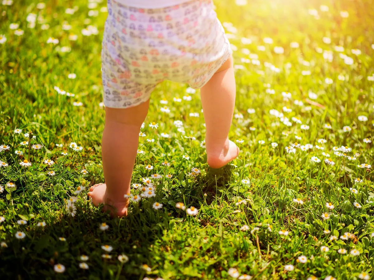 صورة لطفل رضيع يحاول المشي