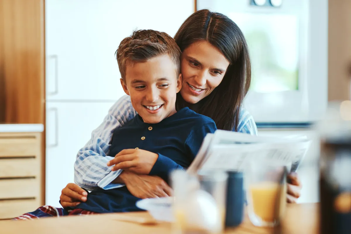 صورة أم تضم طفلها