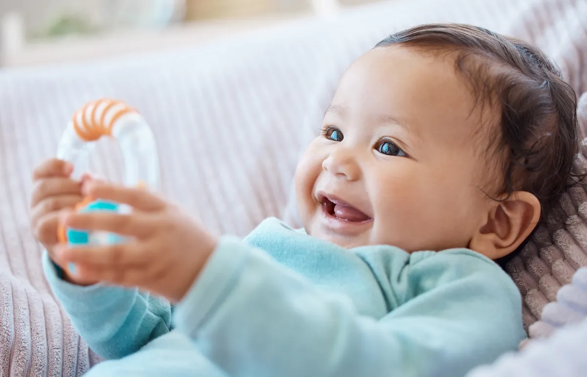 علامات نمو الطفل في الفترة من 4 إلى 6 أشهر 