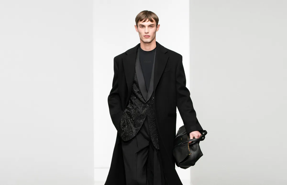 ملابس كلاسيكية موضة شتاء 2023 من فيرساتشي Versace