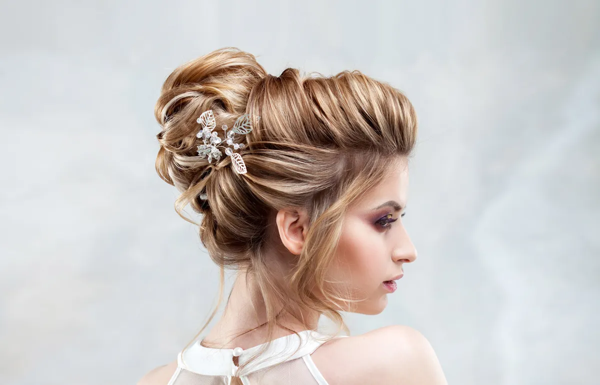 تسريحات للشعر بتدرجات البني والأشقر لعروس 2023