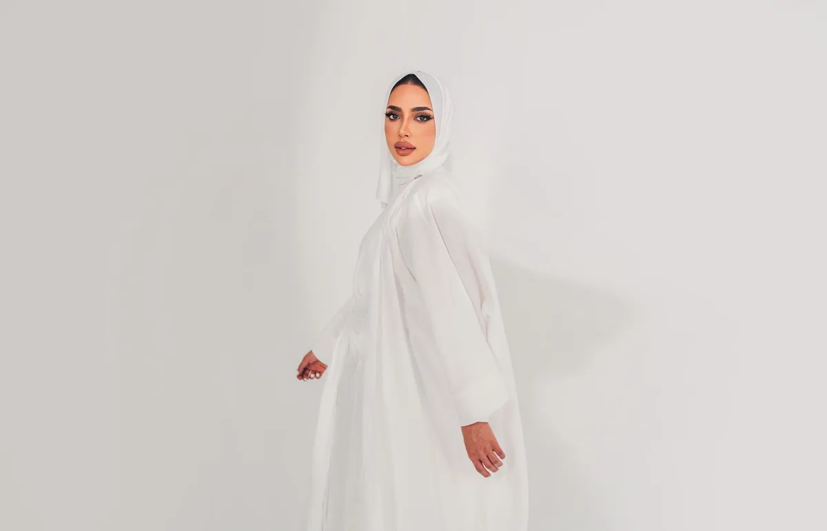 إطلالة مونوكروم من عايشة العقيل