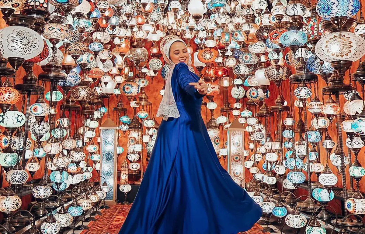 بطوطة نصر بفستان كحلي ناعم